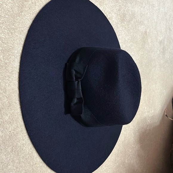 Styling hat from Holt Renfrew 100% wool - Picture 7 of 7